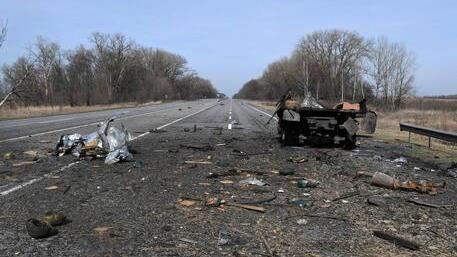 Un mezzo russo distrutto dagli ucraini (foto ansa)
