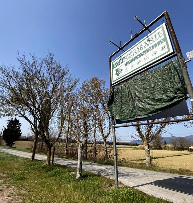 L’ingresso della Tenuta Isabella lungo la strada provinciale di Gello