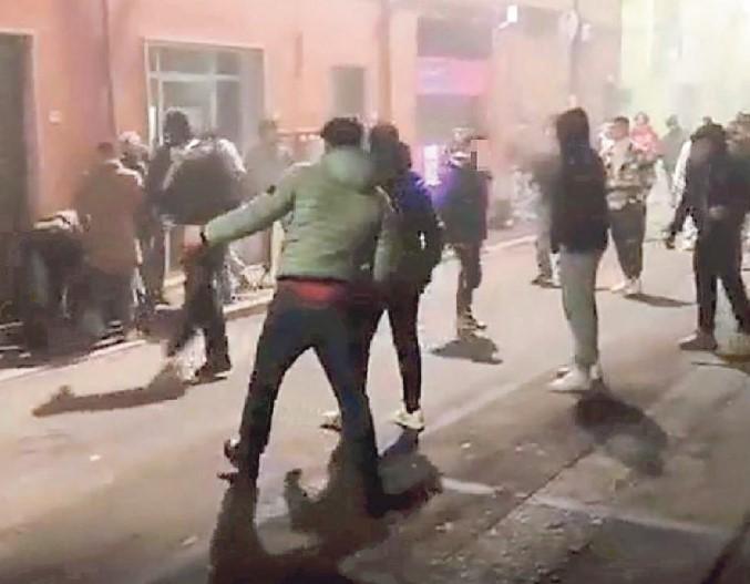 Un fermo immagine del video relativo a una rissa tra giovani in centro a Pontedera