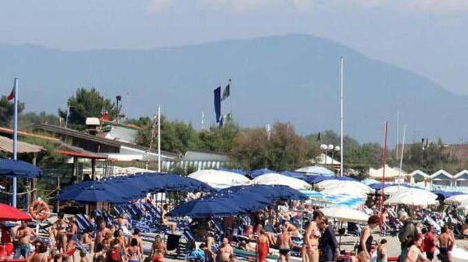 La spiaggia in una domenica estiva sul litorale apuano