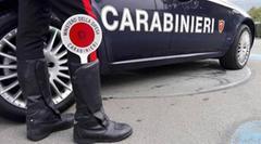 Spacca il finestrino dell'auto e ruba lo zaino di un bimbo, denunciato 49enne
