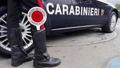 Spacca il finestrino dell'auto e ruba lo zaino di un bimbo, denunciato 49enne