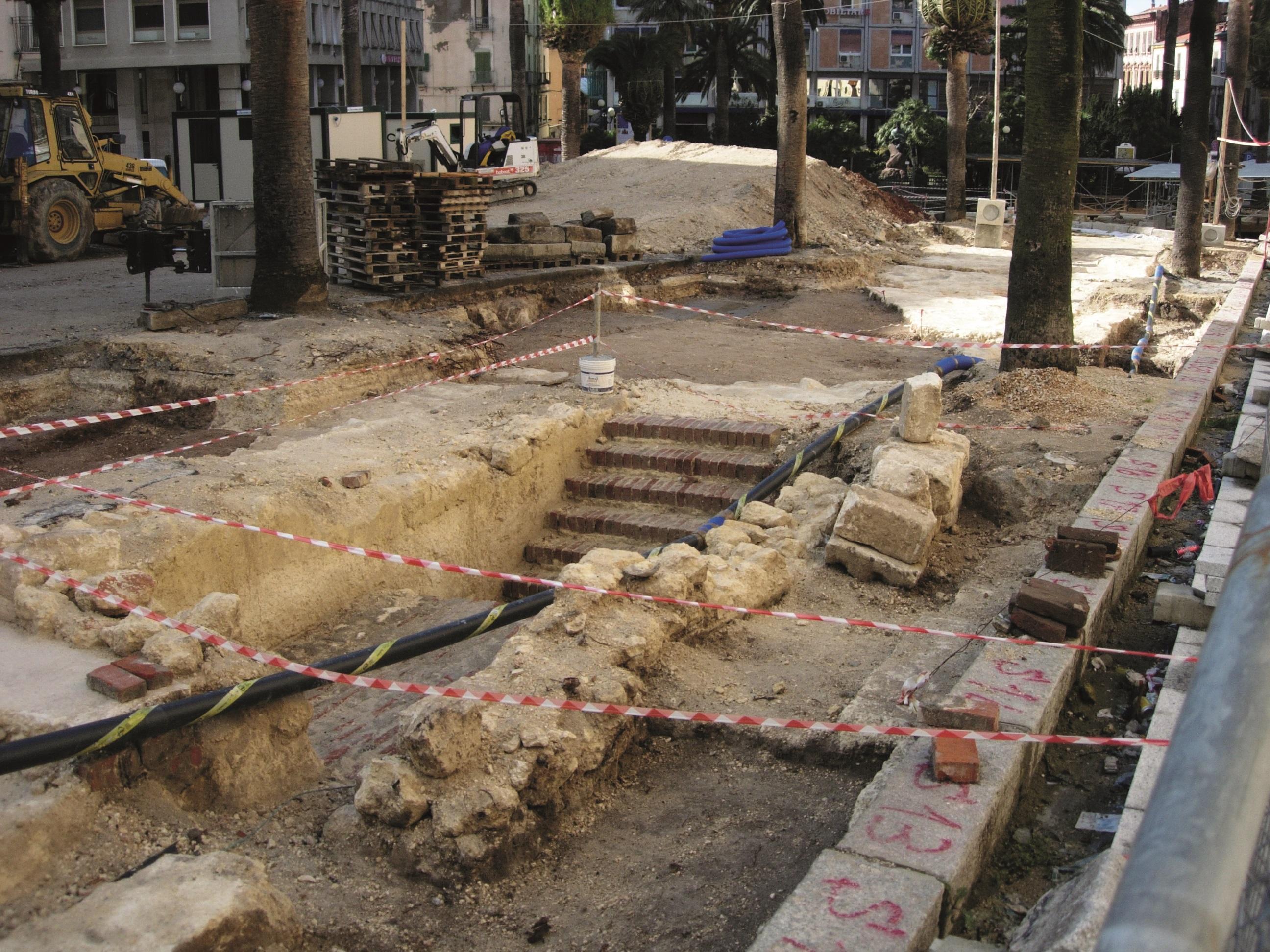 L'ingresso del rifugio di piazza Castello, durante i lavori di rifacimento della piazza (foto Antonio Murziani)