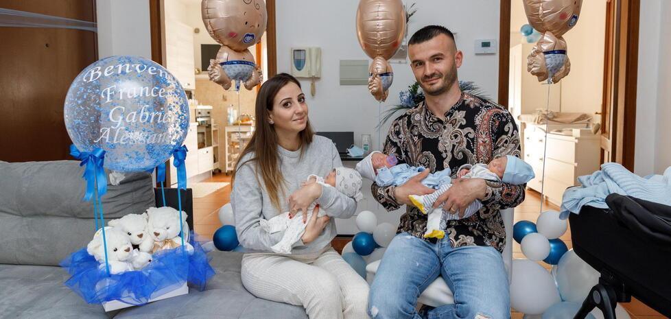 Samanta Sarica e Rodolf Leka tengono in braccio Alessandro, Gabriele e Francesco
