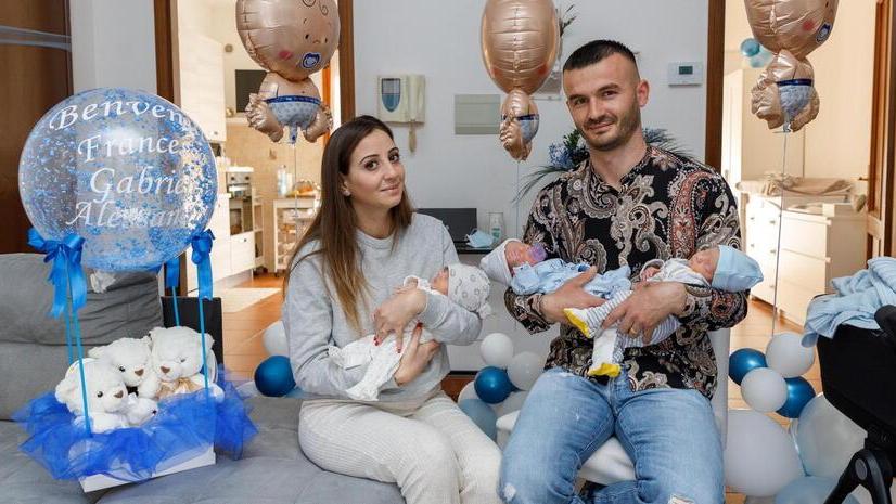 Samanta Sarica e Rodolf Leka tengono in braccio Alessandro, Gabriele e Francesco