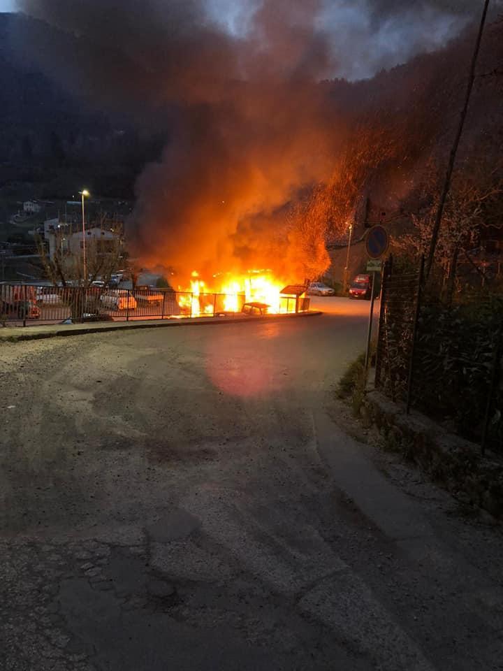 L'incendio del bus a Corsagna (dal profilo Fb del sindaco Patrizio Andreuccetti)