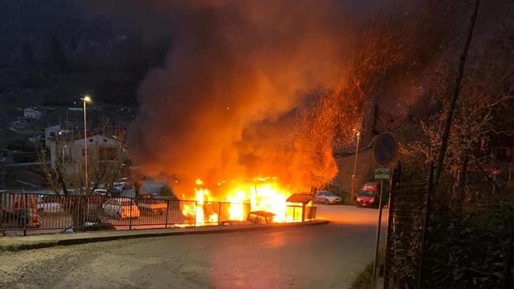 L'incendio del bus a Corsagna (dal profilo Fb del sindaco Patrizio Andreuccetti)