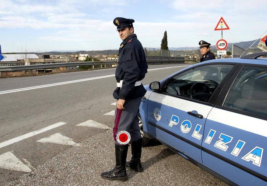 Una pattuglia della polizia stradale (foto Sestini)