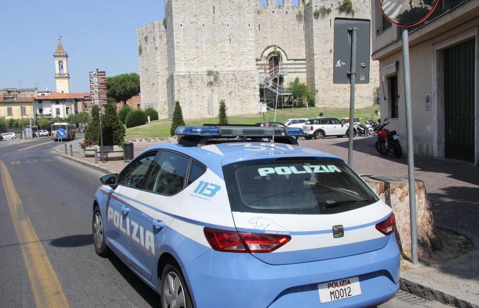 Giovani picchiati e rapinati in centro a Prato, filmati gli aggressori 