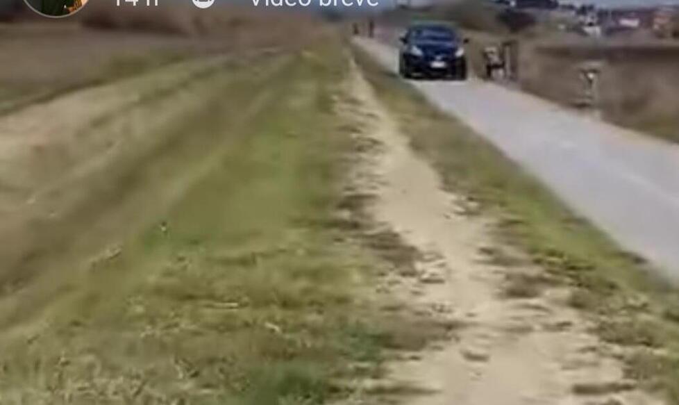 Il video che immortala l’auto mentre percorre la pista ciclabile e pedonale