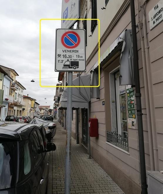 Viareggio, la rabbia dei negozianti di piazza Cavour: «Stop allo spazzamento il venerdì pomeriggio» 