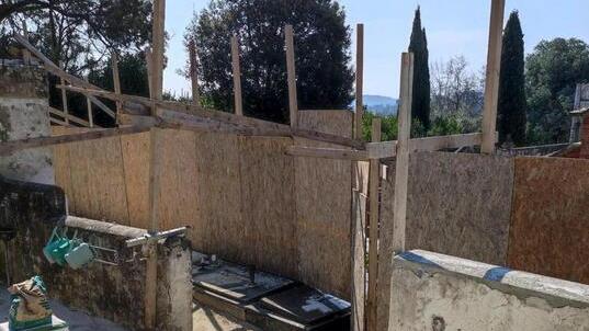 I lavori in corso in uno dei cimiteri comunali