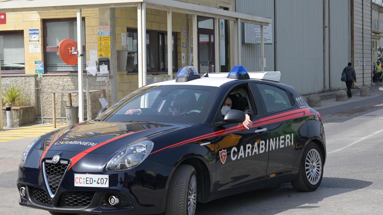 L'operazione è stata eseguita dai carabinieri: i lavoratori venivano fatti lavorare in condizioni di sfruttamento