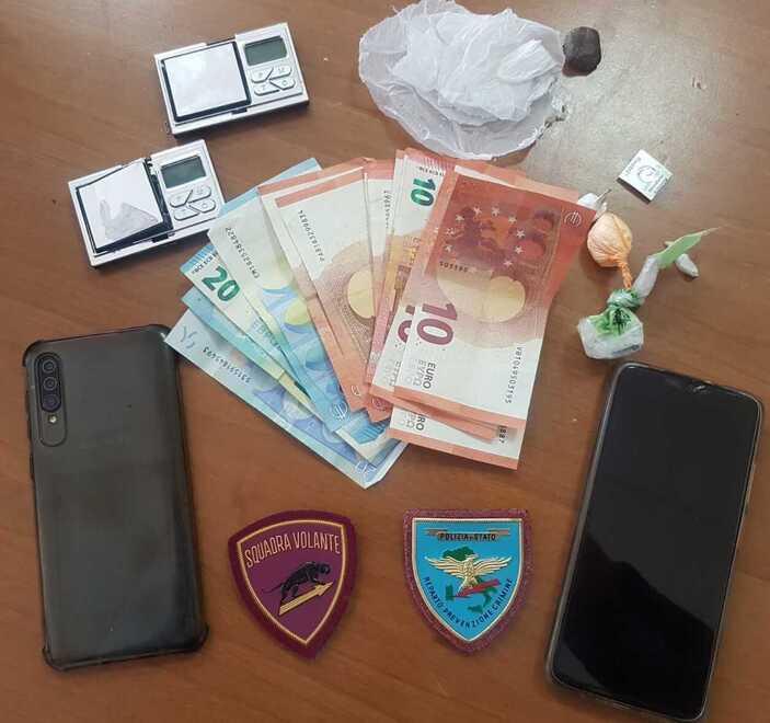 Con la cocaina nel locale di piazza della Repubblica, 38enne perquisito e arrestato dalla polizia 