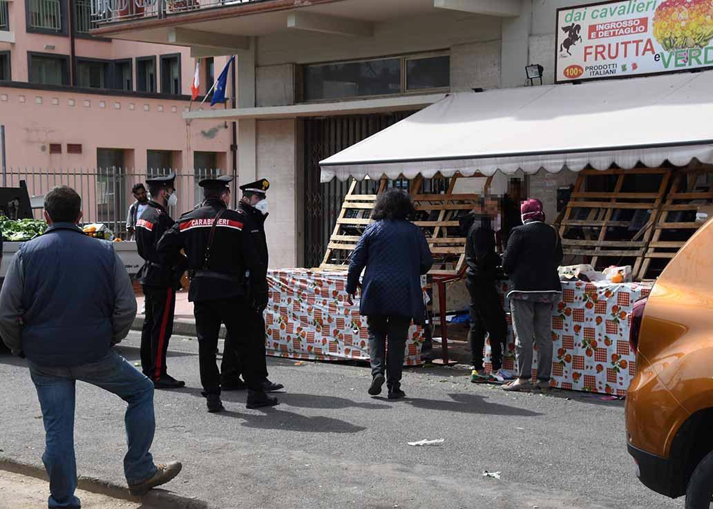 Uno dei market al centro dell'operazione sul caporalato (Foto Claudio Cuffaro)