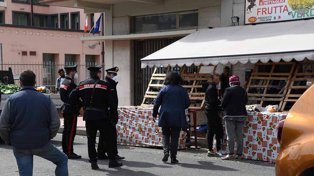 Uno dei market al centro dell'operazione sul caporalato (Foto Claudio Cuffaro)