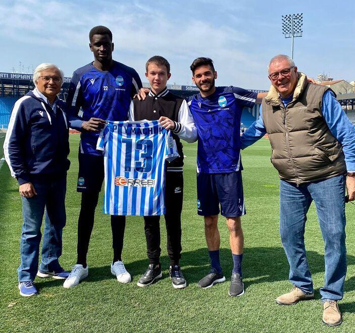 Spal. La società dona una maglia al giovane ucraino Alessandro 