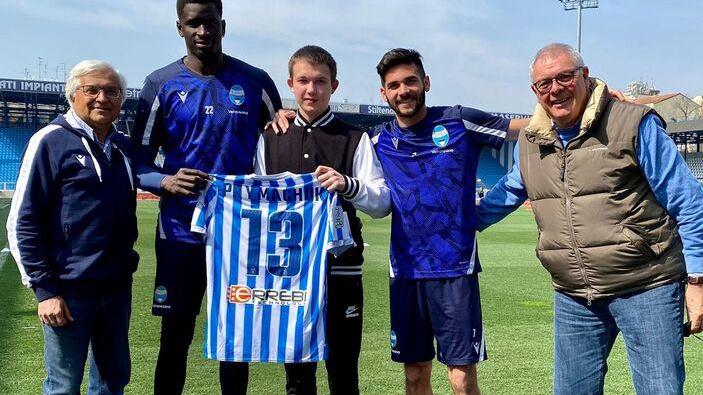 Spal. La società dona una maglia al giovane ucraino Alessandro