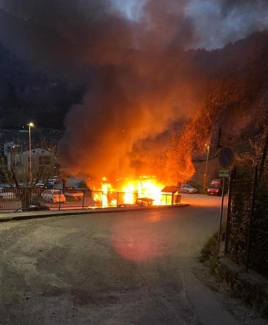 Incendio devasta il bus: Corsagna si sveglia nel fuoco, si apre un'inchiesta