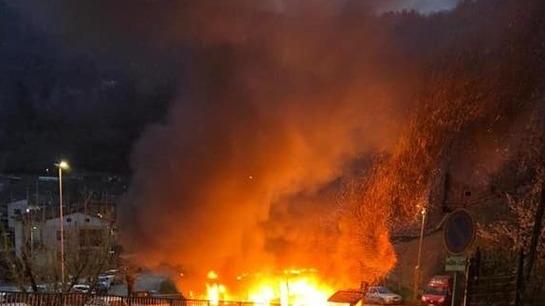 Incendio devasta il bus: Corsagna si sveglia nel fuoco, si apre un'inchiesta
