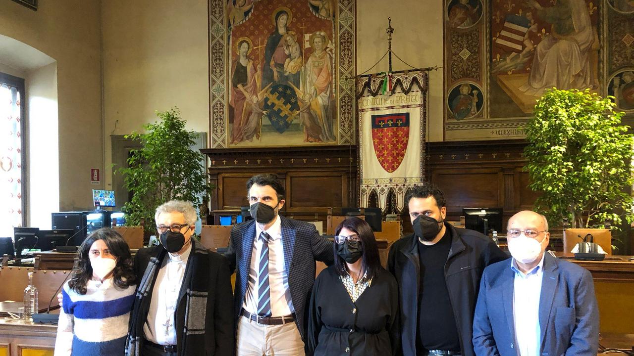 Gli autori dello studio insieme al sindaco Matteo Biffoni e al vescovo Giovanni Nerbini