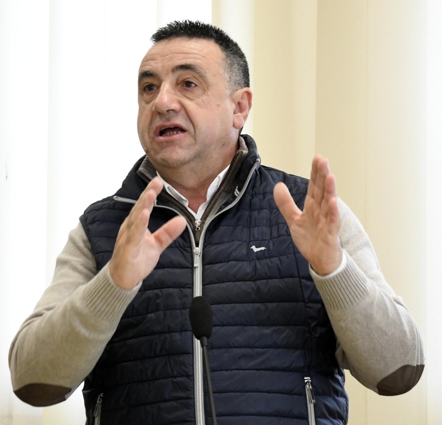Abbraccio dei sindaci sardi a Cualbu: «Battista non devi mollare» 