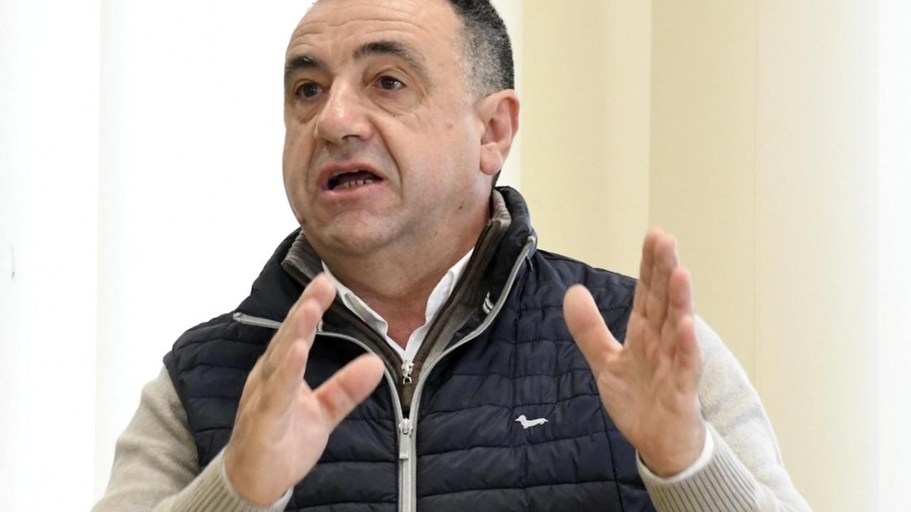 Abbraccio dei sindaci sardi a Cualbu: «Battista non devi mollare»