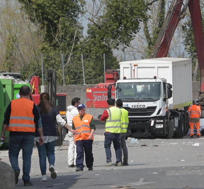 Cadavere nella differenziata: come è morto il giovane trovato in un cassonetto a Empoli