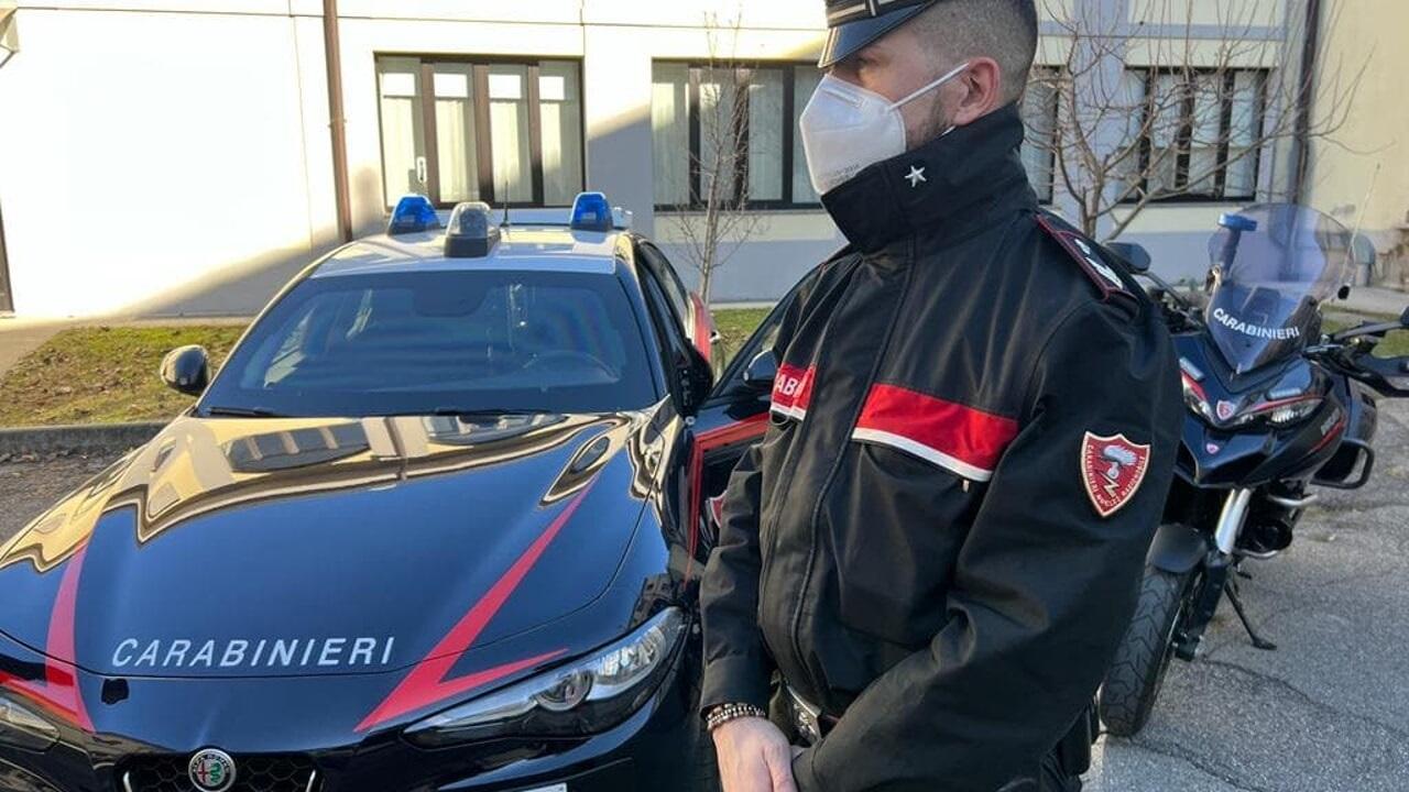 Quarantenne denunciato per una rapina a una coppia in centro