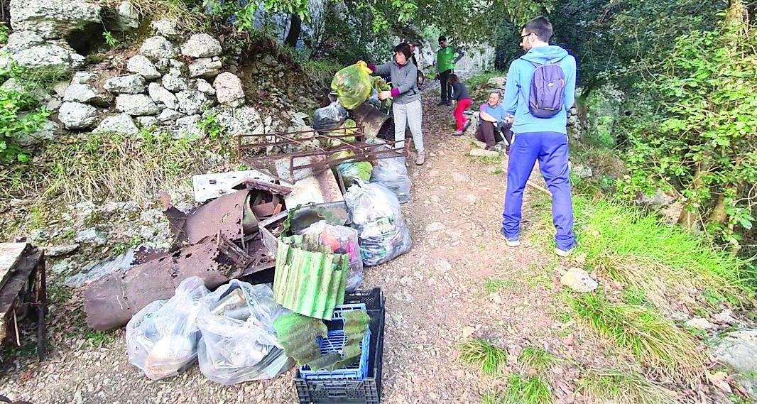 Tv, materassi, frigo e rifiuti di ogni genere: maxi discarica abusiva scoperta a Bollogno 