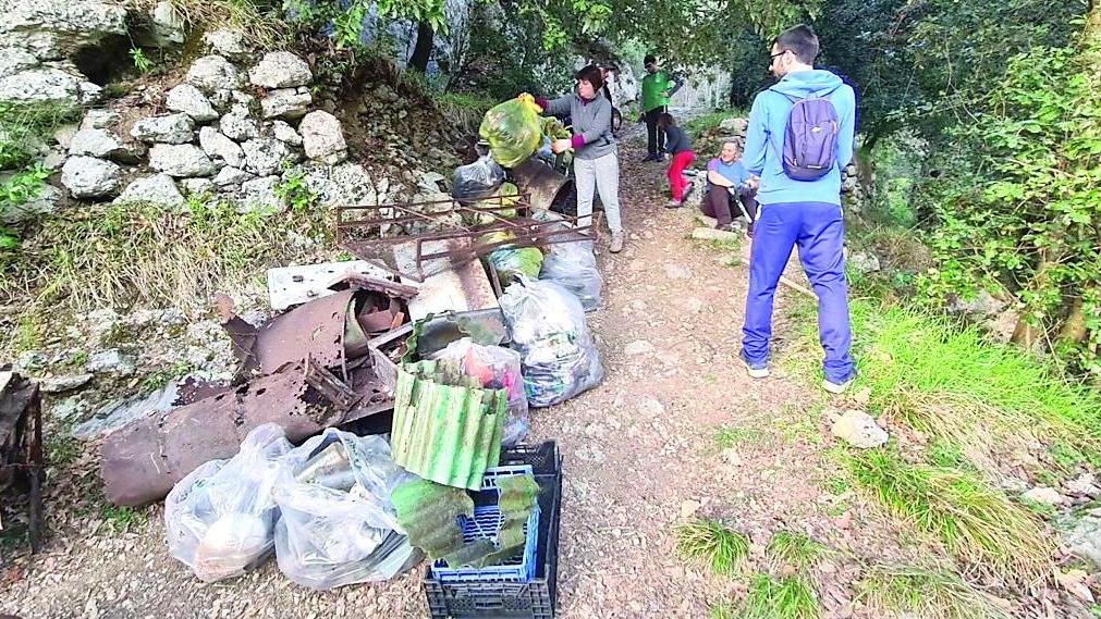 Tv, materassi, frigo e rifiuti di ogni genere: maxi discarica abusiva scoperta a Bollogno