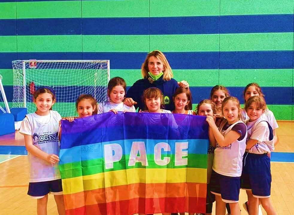 I ragazzi del Cgfs con l'insegnante Isi Vannucchi con la bandiera della Pace
