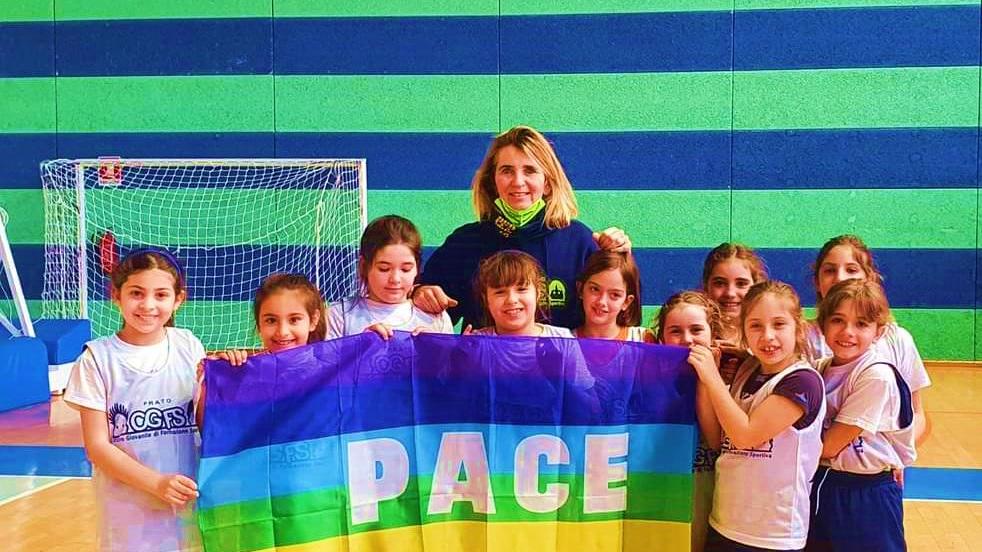 I ragazzi del Cgfs con l'insegnante Isi Vannucchi con la bandiera della Pace