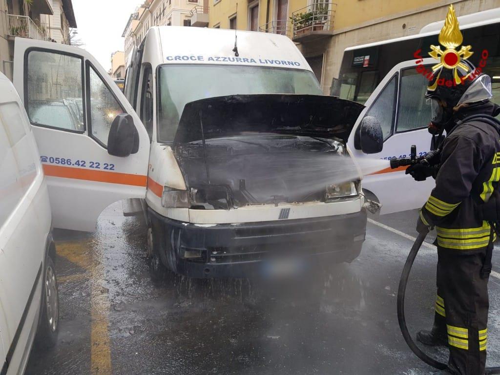 Furgone della Croce Azzurra prende fuoco in via Marradi