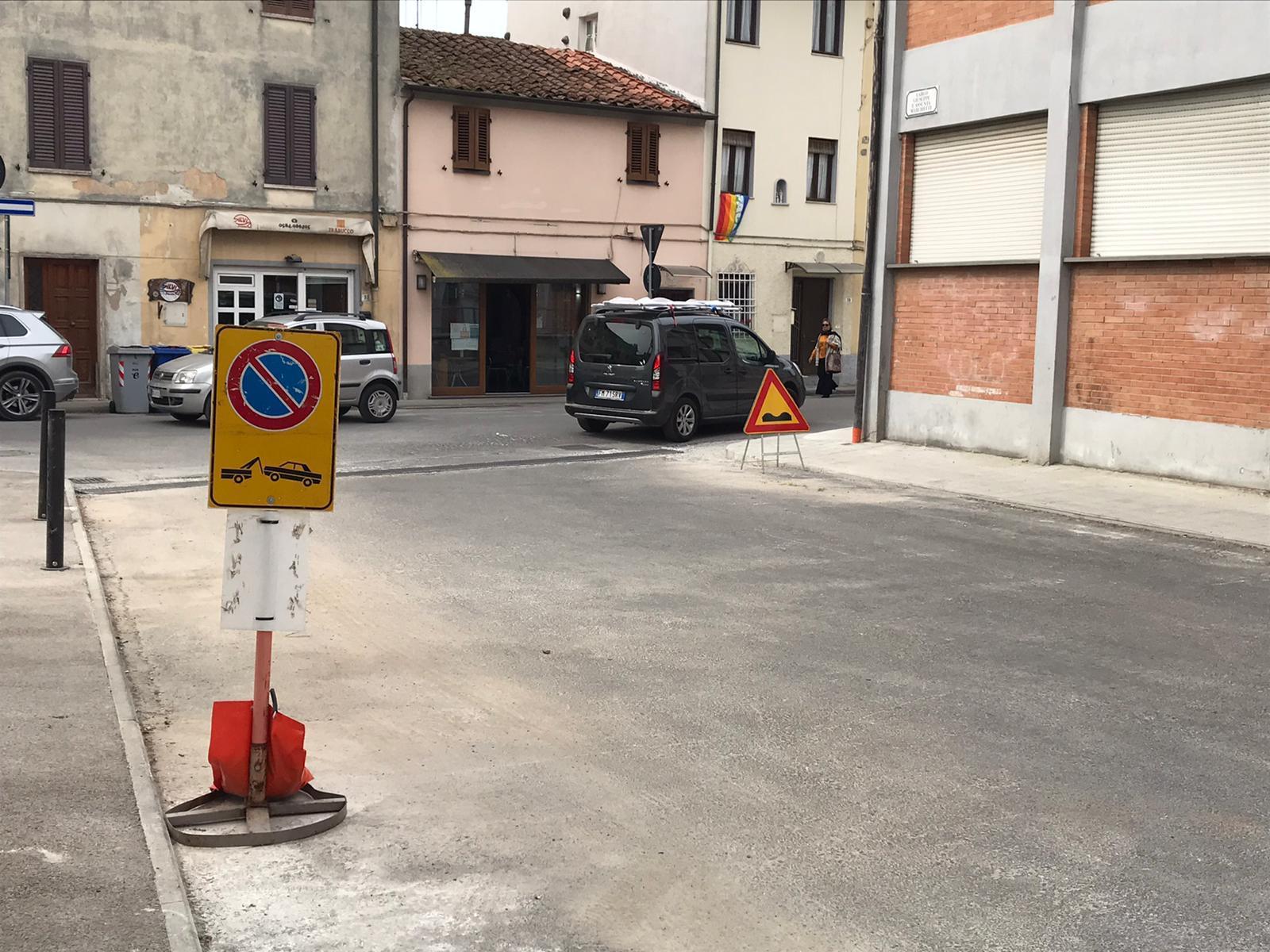 Camaiore, caos parcheggi in via Tabarrani: sul disco orario scontro residenti-negozianti 