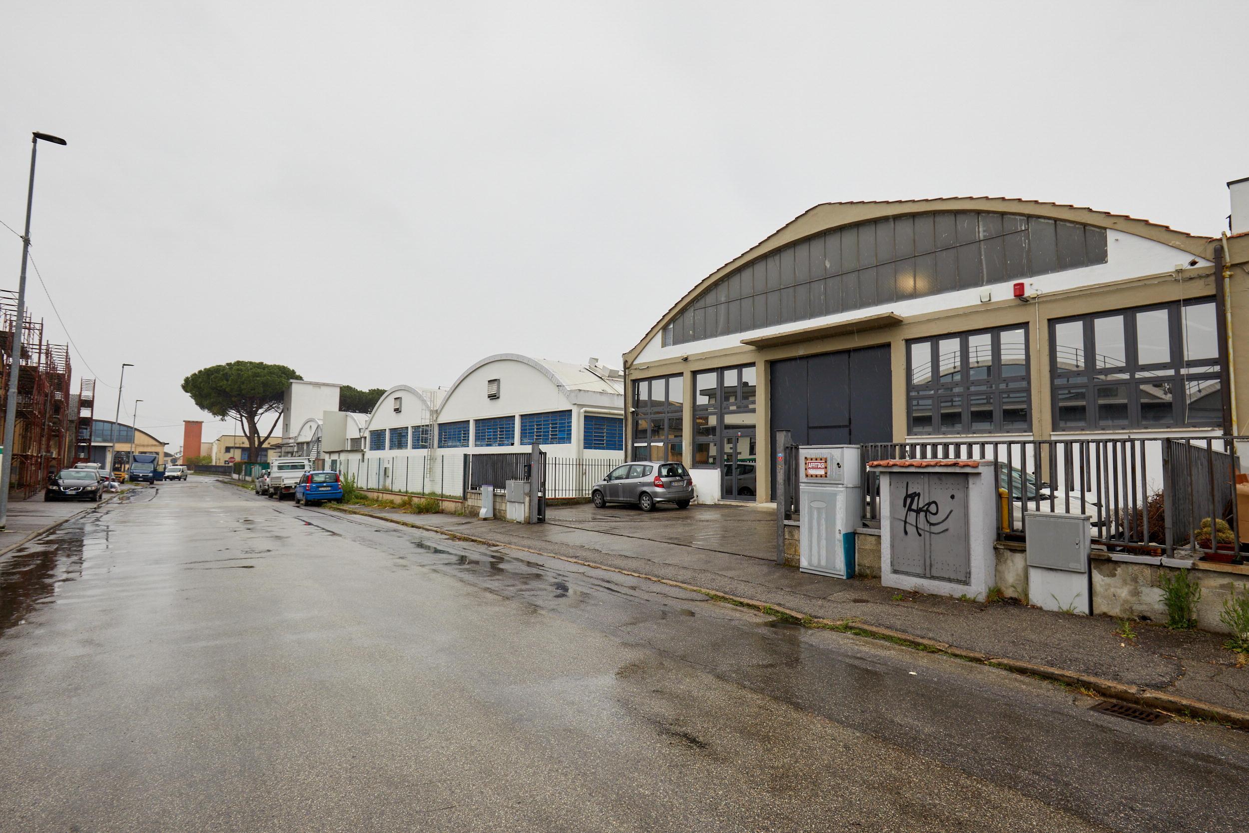 L'esterno del capannone di Montemurlo sopra il quale era salito il 75enne caduto dal tetto (Foto Carlo Sestini)