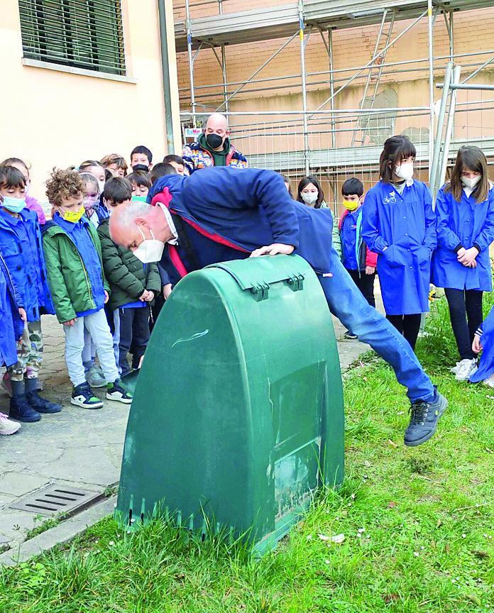 Il biocomposter installato fuori da scuola