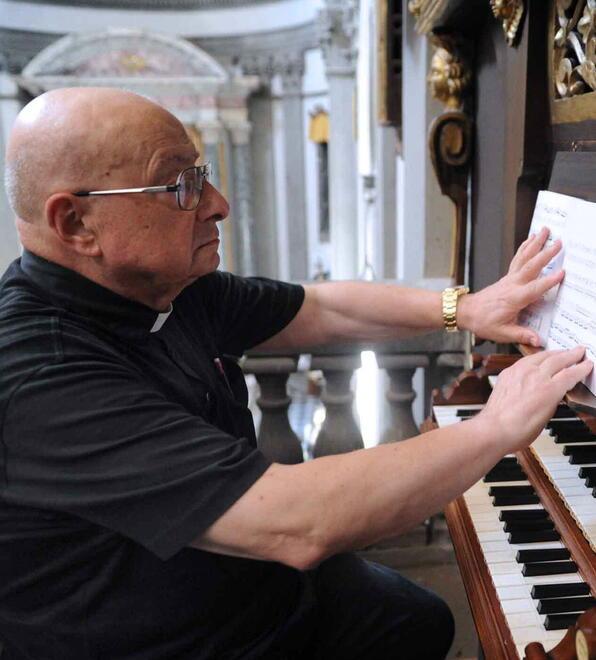 Monsignor Umberto Pineschi sarà «cittadino benemerito» 