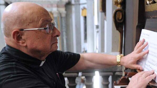 Monsignor Umberto Pineschi sarà «cittadino benemerito»