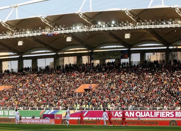 Duemile donne sono state lasciate fuori dallo stadio in occasione di Iran-Libano: e ora la nazionale iraniana rischia l'esclusione dai mondiali in Qatar