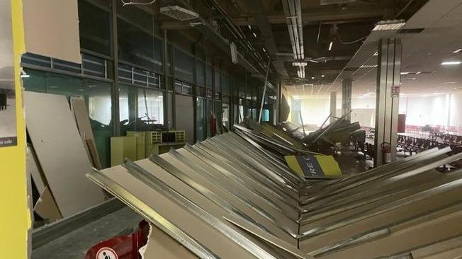 Maltempo: forti raffiche vento, danni in aeroporto Palermo