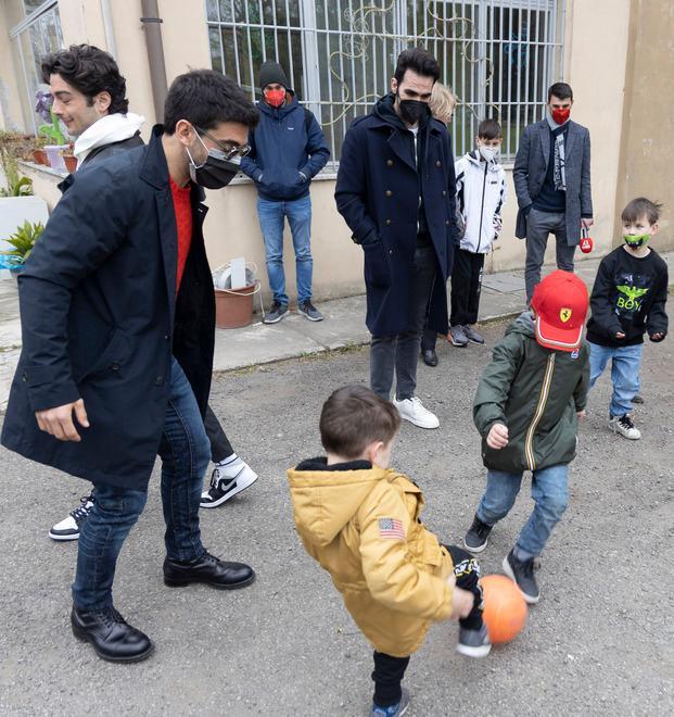 Modena. “Il Volo” visita i bimbi ospiti e gioca con loro 