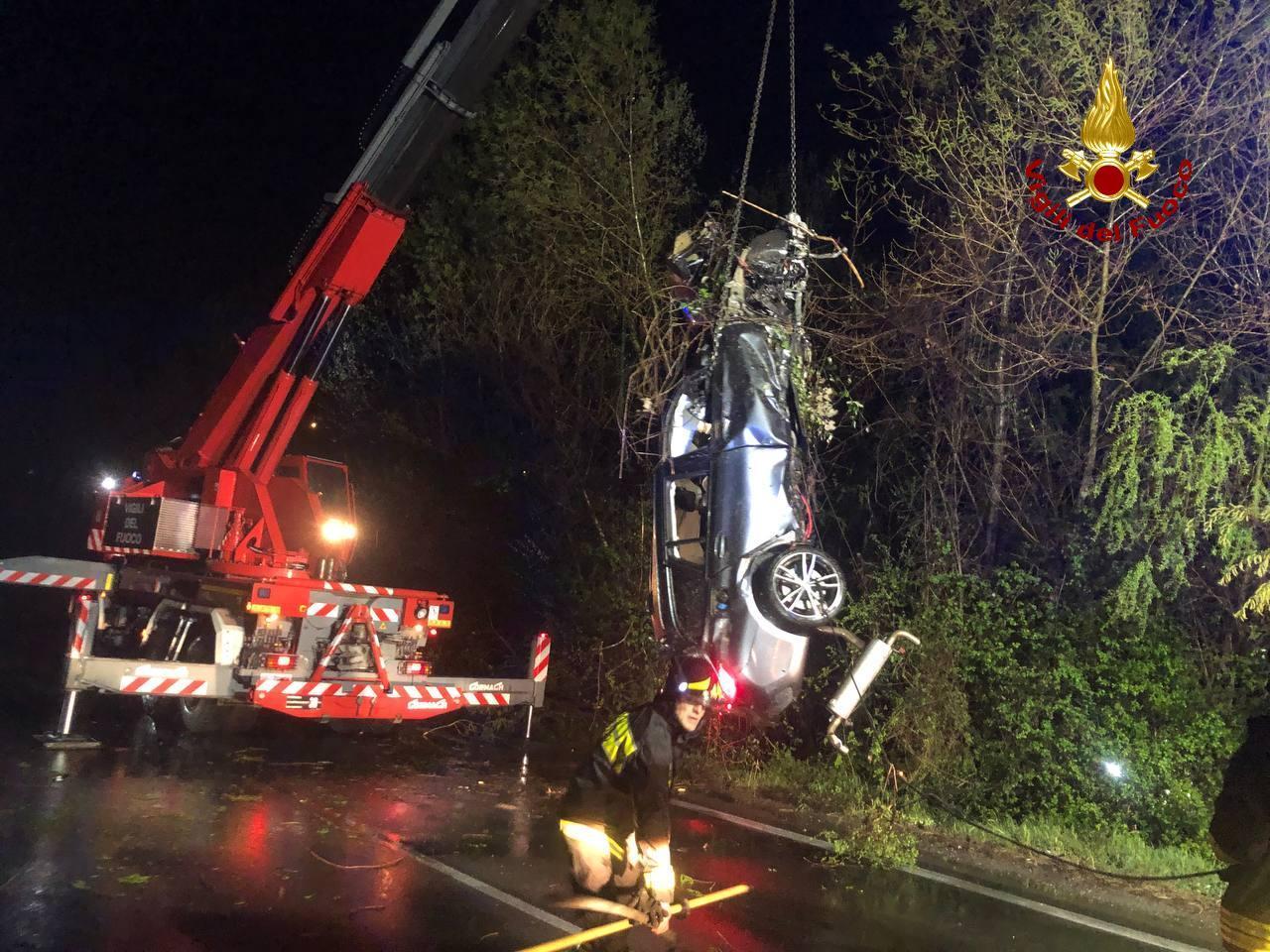 Esce di strada sulla Modena-Sassuolo: auto distrutta e conducente ferito