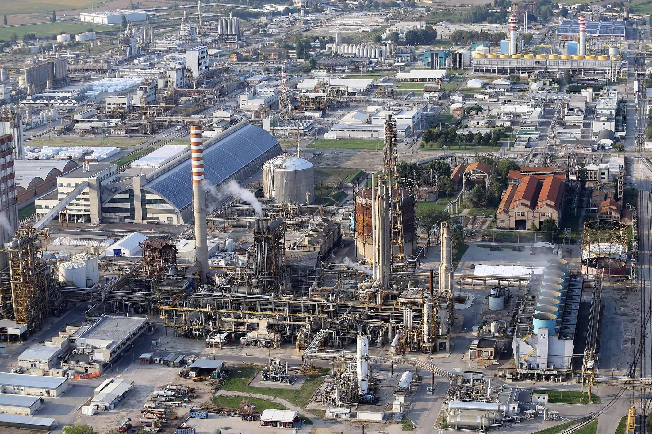 Il petrolchimico di Ferrara dipende dalle forniture del cracking di Marghera