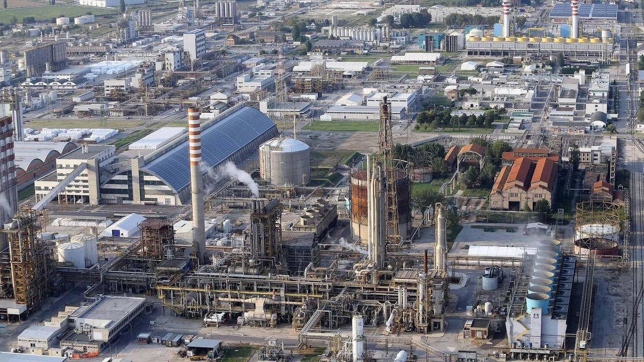 Il petrolchimico di Ferrara dipende dalle forniture del cracking di Marghera