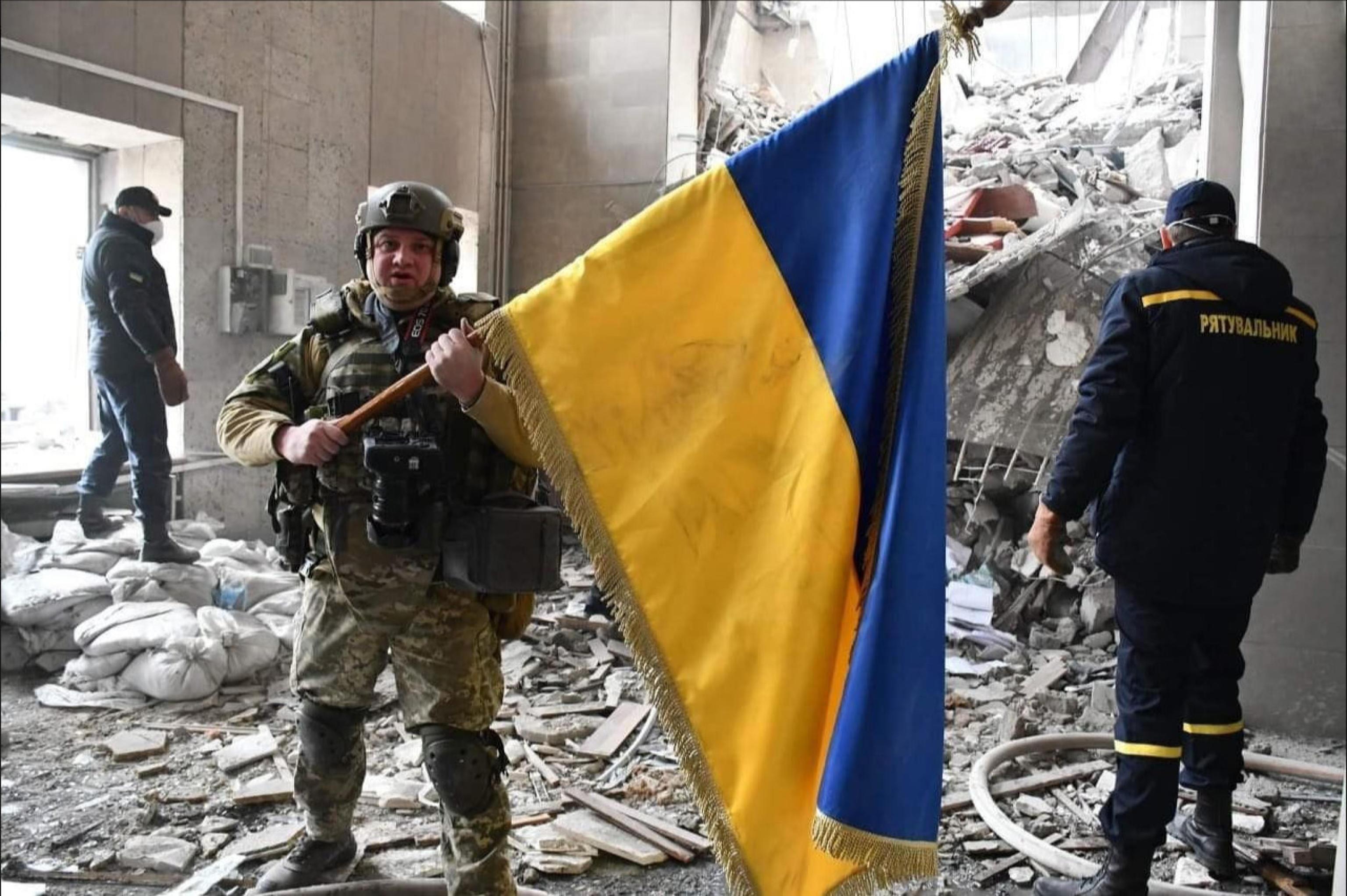 La bandiera dell'Ucraina "sopravvissuta" al bombardamento di Mycolaiv