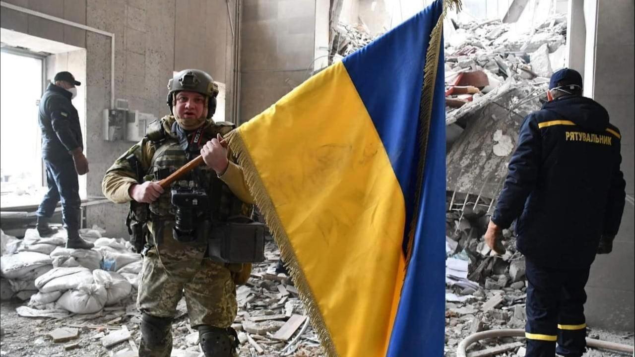 La bandiera dell'Ucraina "sopravvissuta" al bombardamento di Mycolaiv