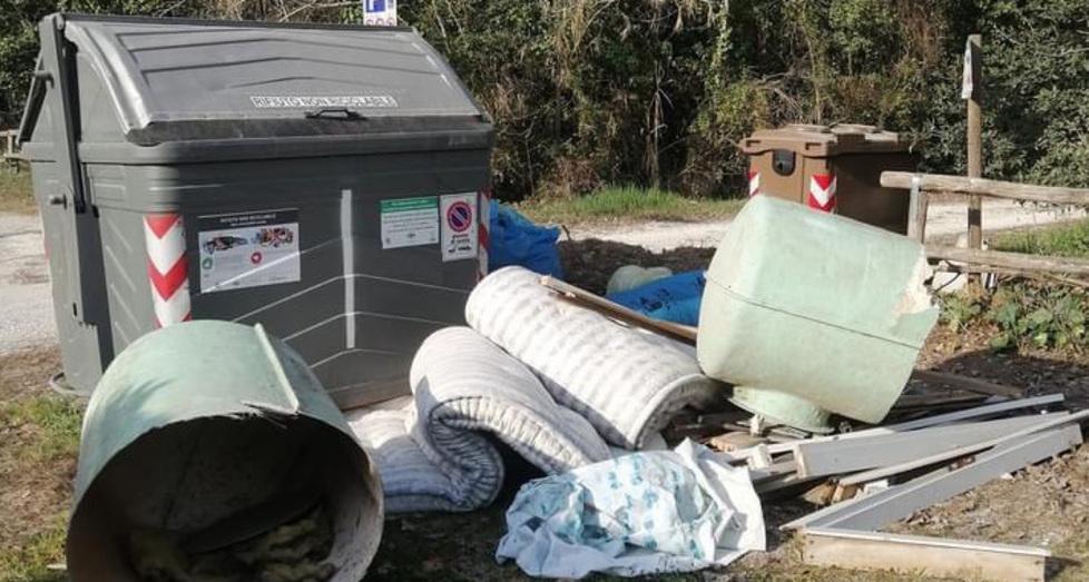 Pulizie di Pasqua ai Lidi comacchiesi: appartamenti svuotati e rifiuti abbandonati in strada e nel verde