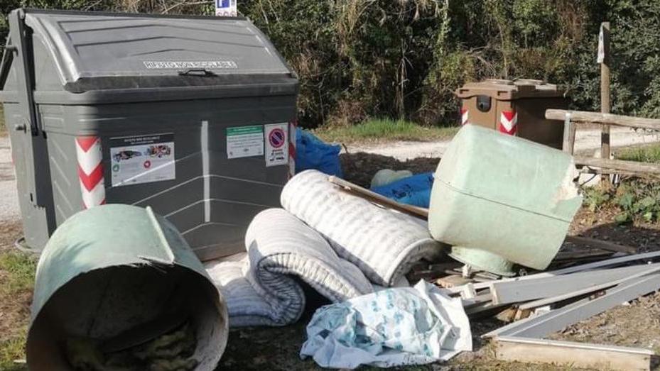 Pulizie di Pasqua ai Lidi comacchiesi: appartamenti svuotati e rifiuti abbandonati in strada e nel verde
