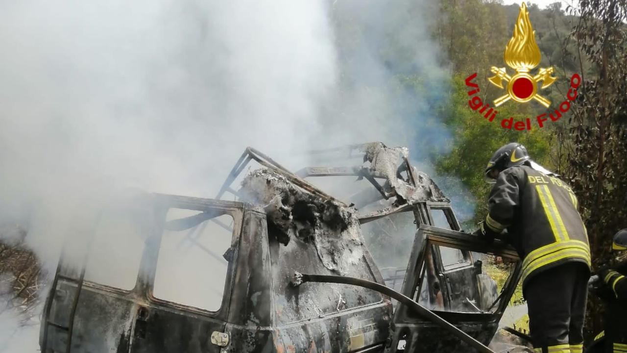 Muravera, camper distrutto dalle fiamme